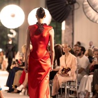 Kalung Jantung Berdetak, Surealisme Futuristis di Koleksi Terbaru Schiaparelli Kalung Jantung Berdetak, Surealisme Futuristis di Koleksi Terbaru Schiaparelli