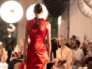 Kalung Jantung Berdetak, Surealisme Futuristis di Koleksi Terbaru Schiaparelli