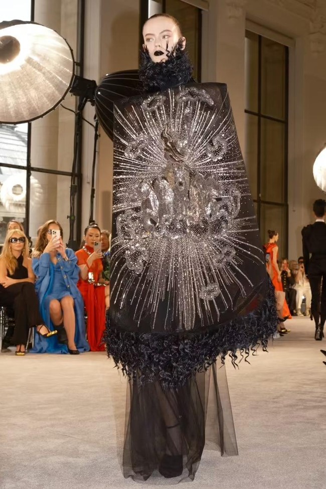 Di tengah upaya dunia fashion mencari makna baru dalam era post-digital, Schiaparelli justru mengingatkan bahwa tubuh manusia, lengkap dengan jantung yang berdetak dan lekuk-lekuknya, masih merupakan sumber inspirasi paling kuat. (Foto: Dok. Schiaparelli)