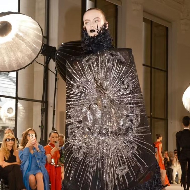 Foto: Koleksi Schiaparelli Haute Couture, Kalung Jantung Viral Jadi Primadona