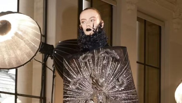 Foto: Koleksi Schiaparelli Haute Couture, Kalung Jantung Viral Jadi Primadona