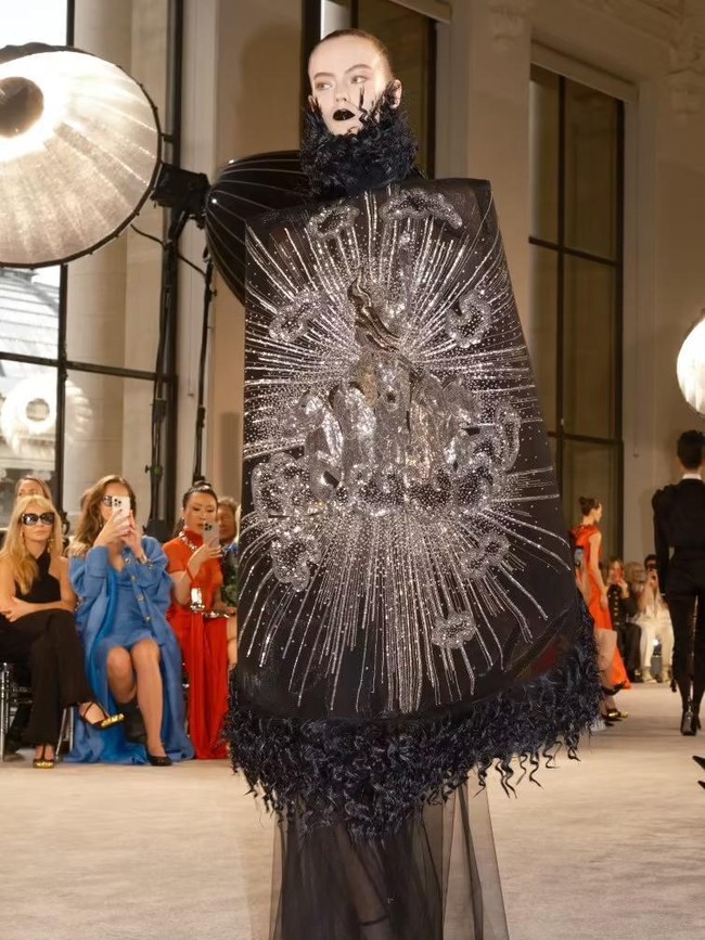 Foto: Koleksi Schiaparelli Haute Couture, Kalung Jantung Viral Jadi Primadona