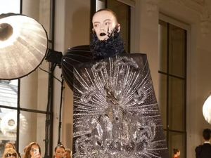 Foto: Koleksi Schiaparelli Haute Couture, Kalung Jantung Viral Jadi Primadona