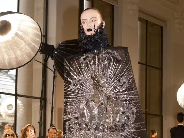 Foto: Koleksi Schiaparelli Haute Couture, Kalung Jantung Viral Jadi Primadona