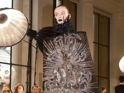 Foto: Koleksi Schiaparelli Haute Couture, Kalung Jantung Viral Jadi Primadona