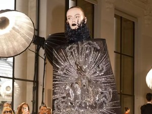 Foto: Koleksi Schiaparelli Haute Couture, Kalung Jantung Viral Jadi Primadona