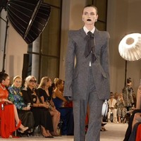 Busana bukan lagi hanya tentang apa yang kita kenakan, tapi tentang bagaimana ia menghidupkan kembali dialog antara seni, emosi, dan eksistensi. (Foto: Dok. Schiaparelli)