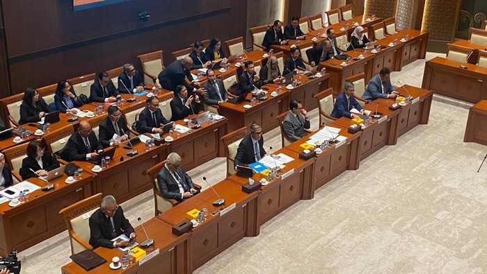 Komisi I DPR RI menggelar rapat kerja dengan Kementerian Luar Negeri (Kemlu) RI