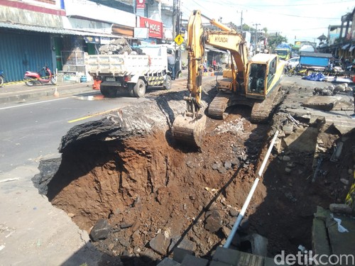 Kondisi Jalan ambles di Jalan Raya Denpasar-Gilimanuk yang kini sedang diperbaiki, Selasa (8/8/2025). (Krisna Dipta/detikBali).