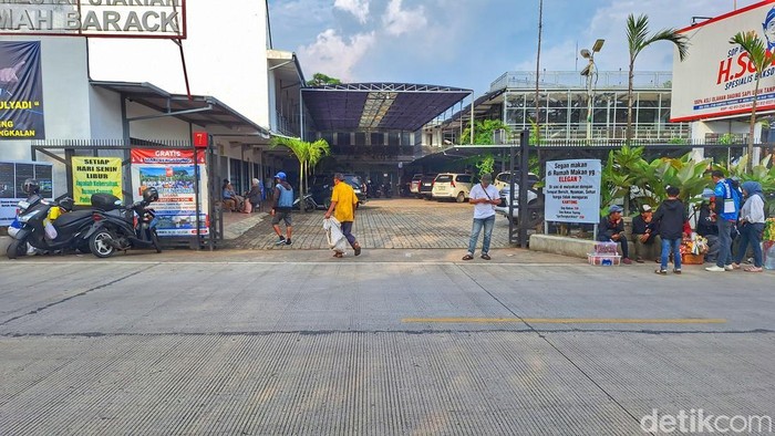 Kondisi lahan parkir liar yang sempat mematok harga hingga Rp 100 ribu di depan Stadion Si Jalak Harupat