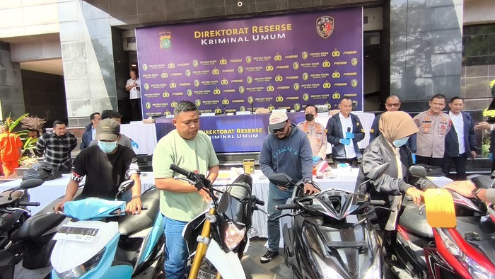 Konfernsi pers Polda Metro Jaya sekaligus pengembalian motor curian ke pemilik (Kurniawan/detikcom)