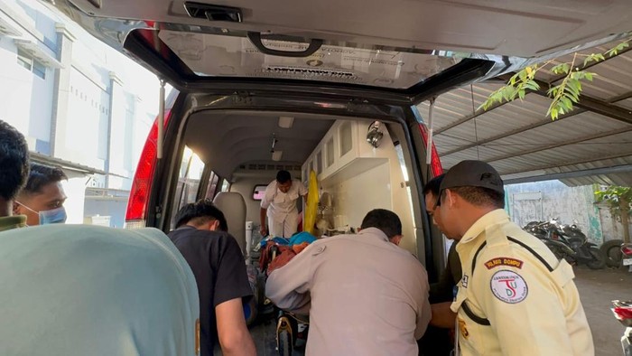 Korban Landa (2) dirujuk ke RSUD NTB menggunakan mobil ambulans Polres Dompu.