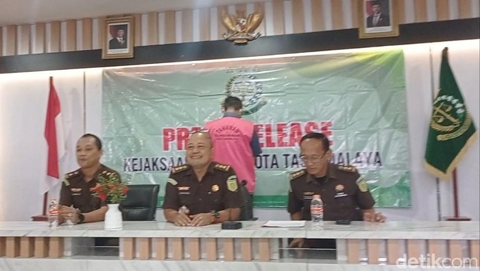 Kejaksaan mengamankan pegawai bank di Tasikmalaya atas kasus penyelewengan dana Rp 500 juta.