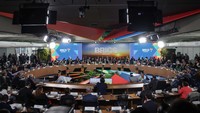 Para pemimpin kelompok BRICS menghadiri pertemuan selama KTT BRICS di Rio de Janeiro, Brasil, 7 Juli 2025. Pengumuman Trump yang disampaikan di Truth Social muncul saat India, Indonesia, dan negara-negara lain dalam kelompok BRICS sedang merundingkan kesepakatan dagang pada menit-menit terakhir dengan pemerintah AS menjelang batas waktu 9 Juli saat tarif telah dijadwalkan untuk naik. Foto: REUTERS/Ricardo Moraes