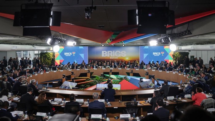 Leaders of the BRICS group attend a meeting during the BRICS Summit in Rio de Janeiro, Brazil July 7, 2025. REUTERS/Ricardo Moraes