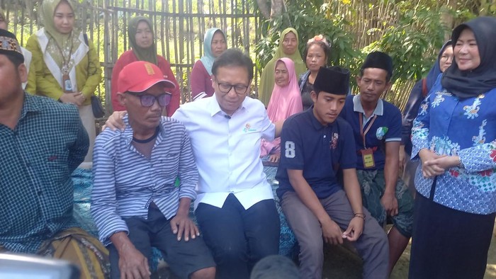 Menkes Budi Gunadi Sadikin mengunjungi penderita kusta di Dusun Pancor, Desa Pamulaan, Kecamatan Camplong, Sampang.