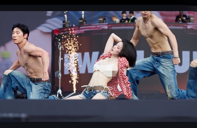Saat tampil sebagai bintang tamu acara televisi Strong Heart League, Kwon Eunbi mengaku banjir tawaran job setelah viral di Waterbomb Seoul 2023. Foto: dok. YouTube DaftTaengK