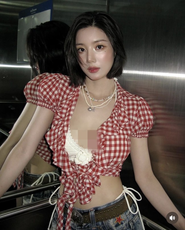 Kwon Eunbi kembali menunjukkan eksistensinya di festival musik tahunan Waterbomb, yang identik dengan aksi panggung basah-basahan. Terhitung sudah tiga tahun berturut-turut, Kwon Eunbi menjadi lineup tetap dan viral karena penampilannya memakai bikini. Foto: dok. Instagram @silver_rain.__
