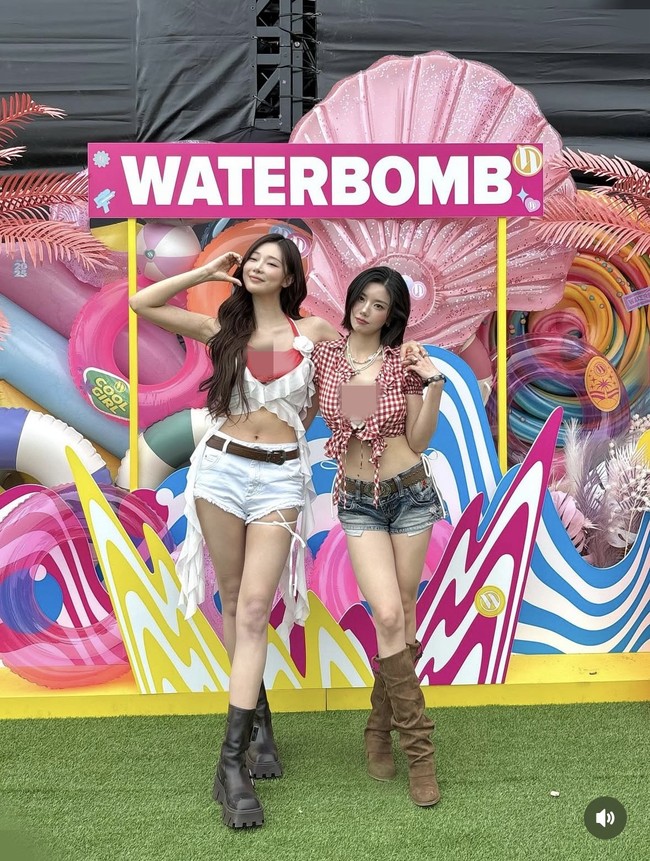 Untuk penampilannya di Waterbomb Seoul 2025 kali ini, Kwon Eunbi membawa tamu spesial Lee Sian yakni kontestan acara perjodohan Netflix, Single’s Inferno 4 untuk menyanyikan lagu Rumor. Lagu tersebut mereka bawakan sebagai tim saat berlaga di acara survival Produce 48 pada 2018. Foto: dok. Instagram @silver_rain.__