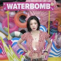 Mantan personel grup KPop IZ*ONE itu meraih popularitas pesat sebagai solois setelah tampil di Waterbomb Seoul pada tahun 2023. Kini festival musik itu seolah tak lengkap tanpa kehadirannya. Kwon Eunbi bahkan sudah dikonfirmasi akan terbang ke Indonesia dan tampil di Waterbomb Bali pada September 2025. Foto: dok. Instagram @silver_rain.__