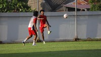 Foto: Latihan dimulai dengan sesi permainan ringan (games), kemudian dilanjutkan dengan pemanasan berupa jogging mengelilingi lapangan. (Agung Dewantara/PSM Makassar)