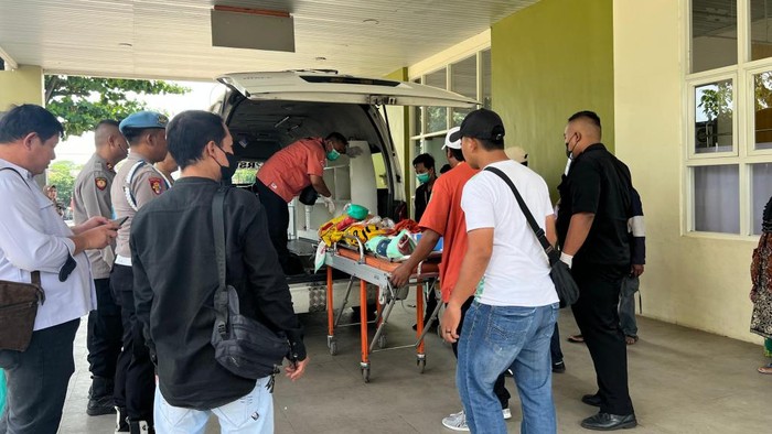 Saifur Rizal (35), korban ledakan rumah akibat bondet di Desa Sanganom, Kecamatan Nguling, Pasuruan saat akan dirujuk ke RSU dr Soetomo Surabaya