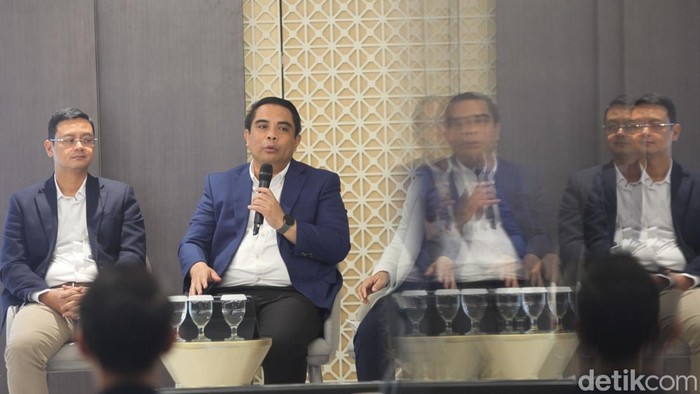 Lewat BYOND, Paket Umrah Kini Bisa Dipesan dari Ponsel Layar menunjukan cara pembelian paket umroh saat peluncuran fitur pembelian paket umrah di aplikasi BYOND di Jakarta, Selasa (8/6/2025). Fitur pembelian paket umrah travel melalui aplikasi BYOND by BSI tersebut dalam rangka mempermudah akses masyarakat merencanakan ibadah umrah ke Tanah Suci.