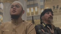 Jadi waktu itu saya umrah bareng Limbad. Nah, sampai di imigrasi Jeddah, dia ditahan petugas imigrasi karena punya taring tanam yang gak bisa dilepas, cerita Abdur dalam YouTube yang tayang pada 30 Juni 2025. Abdur dalam tayangan itu tak menceritakan detail kapan peristiwa itu terjadi. Detikcom sudah mencoba meminta klarifikasi pada Limbad, tapi belum mendapatkan respons terkait cerita ini. Foto: dok. Instagram Limbad/@limbadindonesia