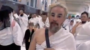 Beruntung ada kepala tentara yang mengenali Limbad. Dia adalah salah satu pihak keamanan yang menangani Limbad saat ditahan pihak imigrasi Jeddah. Setelah lolos dari keamanan, Limbad justru menakut-nakuti mereka dengan gigi taringnya. Master Limbad bercanda-canda nakut-nakutin tentara pakai gigi taringnya. Mereka malah lari ketakutan sambil teriak Laa... Laaa... Astaghfirullahaladzim..... Akhirnya saling berpelukan dan minta maaf ke Master Limbad, tukasnya. Foto: dok. Instagram Limbad/@limbadindonesia