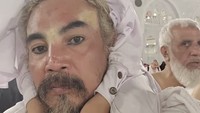 Nikmatnya beribadah tawaf di Masjidil Haram bersama cucu-cucuku, tulis Limbad sambil menggendong anak perempuan di pundaknya menjalankan tawaf. Foto: dok. Instagram Limbad/@limbadindonesia
