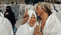 Dalam unggahan Instagram, Limbad memperlihatkan kebersamaan dengan istri di depan Kabah. Foto: dok. Instagram Limbad/@limbadindonesia