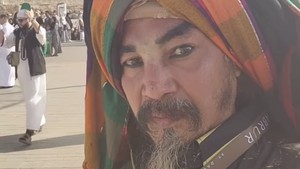 Mutawif membantu menjelaskan soal sosok Limbad yang berprofesi sebagai pesulap nyentrik. Namun, pihak imigrasi saat itu justru menyebutnya dajal dan setan. Mutawifnya menjelaskan dengan berbagai cara kalau ini namanya Master Limbad, bisa dicek di YouTube. Tapi setelah dilihat, bukannya percaya, malah dibilang muridnya dajal karena yang mereka lihat adegan Master dibakar hidup-hidup, direndam di batu es, dan air panas. Tetap saja dibilang dajal, cerita pihak Limbad melalui pesan singkat, Selasa (8/7/2025). FYI, Limbad sudah empat kali umrah lo. Ini foto pada 2025. Foto: dok. Instagram Limbad/@limbadindonesia