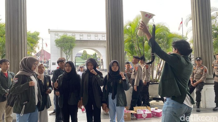 Mahasiswa Universitas Islam Negeri Semarang (Unissula) demo di halaman DPRD Kota Semarang, Selasa (8/7/2025).