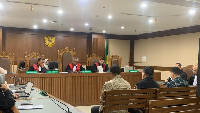 Mantan jaksa Kejaksaan Negeri (Kejari) Jakarta Barat, Azam Akhmad Akhsya, divonis 7 tahun hukuman penjara (Mulia//detikcom)