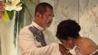 Momen Mayangsari mencium tangan Bambang Trihatmodjo. (Foto: dok Instagram mayangsari_official)