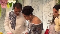 Bambang Trihatmodjo juga menaruh beberapa lauk untuk dimakan Mayangsari. (Foto: dok Instagram mayangsari_official)