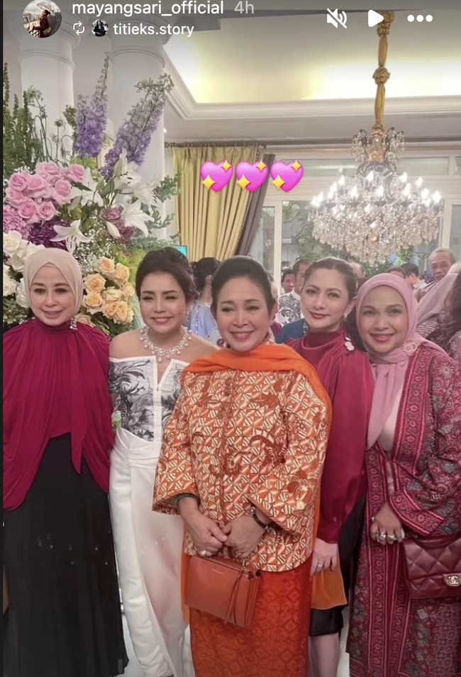 Tak hanya sahabat, anggota keluarga pun turut hadir. Sang ipar, Titiek Soeharto, terlihat datang memberikan dukungan bagi pasangan yang sempat menjadi kontroversi itu. Foto: dok. Instagram