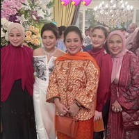 Tak hanya sahabat, anggota keluarga pun turut hadir. Sang ipar, Titiek Soeharto, terlihat datang memberikan dukungan bagi pasangan yang sempat menjadi kontroversi itu. Foto: dok. Instagram