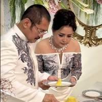7 Gaya Couple Mayangsari & Bambang Tri Rayakan Anniversary Pernikahan ke-25