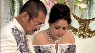 7 Gaya Couple Mayangsari & Bambang Tri Rayakan Anniversary Pernikahan ke-25
