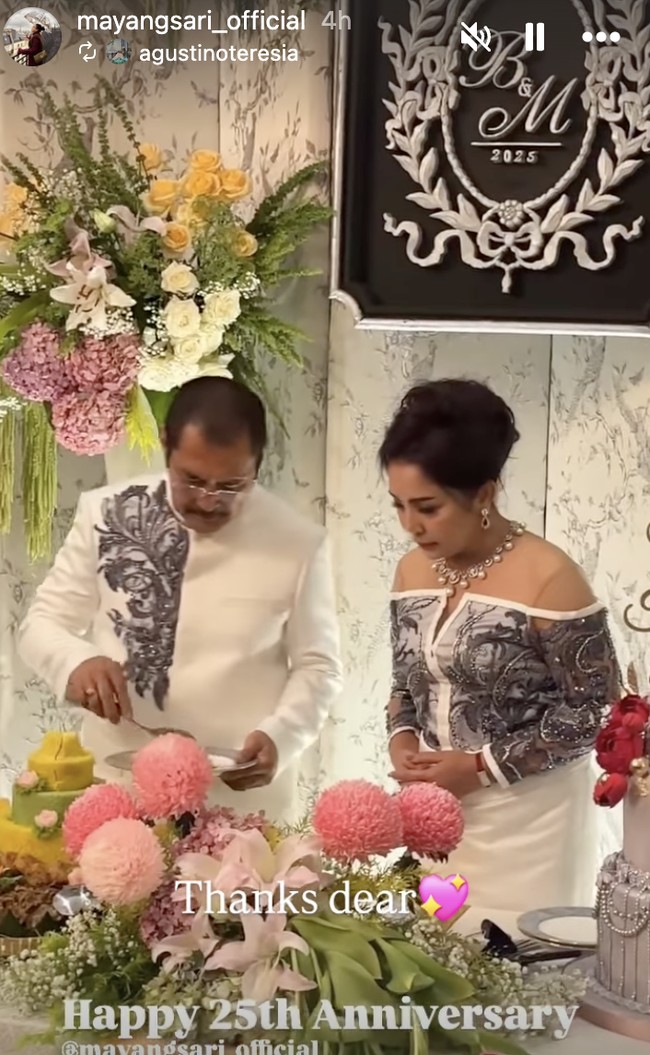 Bambang juga mengenakan jas putih model beskap yang dilengkapi detail brokat senada dengan sang istri. Foto: dok. Instagram