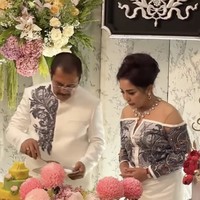 Bambang juga mengenakan jas putih model beskap yang dilengkapi detail brokat senada dengan sang istri. Foto: dok. Instagram