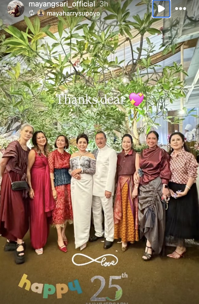 Mayangsari mengundang sejumlah sahabat dekat untuk merayakan hari istimewanya. Tampak hadir wajah-wajah familiar seperti Ronnie Sianturi, Vina Panduwinata, Iis Dahlia, hingga Reza Artamevia yang turut memeriahkan suasana. Foto: dok. Instagram