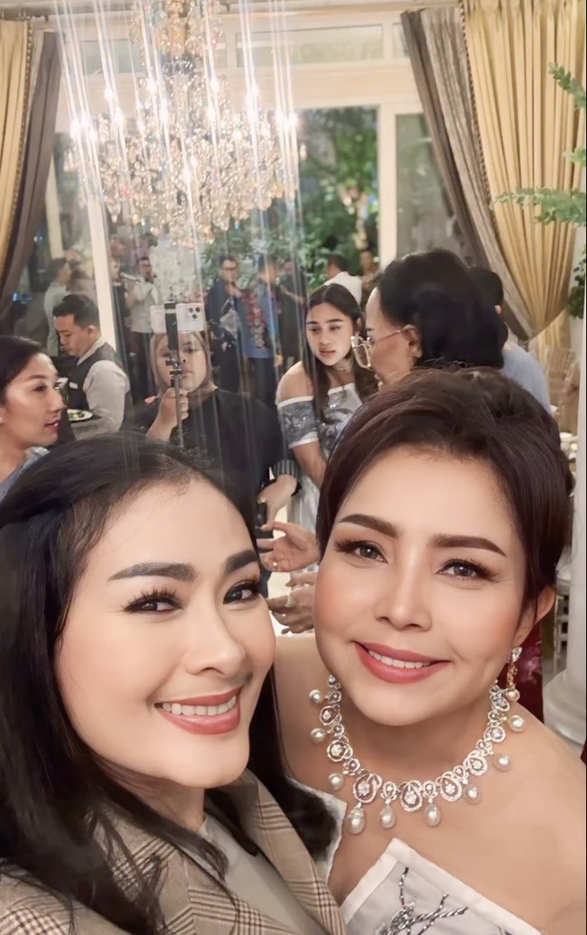 Sepanjang acara, Mayangsari dan Bambang memancarkan aura bahagia. Mereka menyambut para tamu dengan ramah hingga berfoto bersama. Salah satu momen hangat yang terekam adalah saat Mayangsari berfoto selfie dengan sahabatnya, Iis Dahlia. Foto: dok. Instagram