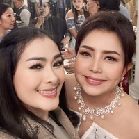 Sepanjang acara, Mayangsari dan Bambang memancarkan aura bahagia. Mereka menyambut para tamu dengan ramah hingga berfoto bersama. Salah satu momen hangat yang terekam adalah saat Mayangsari berfoto selfie dengan sahabatnya, Iis Dahlia. Foto: dok. Instagram