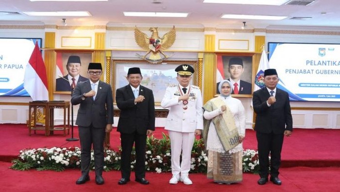 Mendagri Tito Karnavian melantik Agus Fatoni sebagai Penjabat Gubernur Papua yang baru.