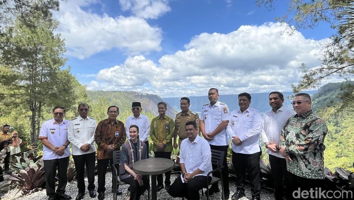 Menpar Widiyanti Putri Wardhana dan Gubernur Bobby Nasution serta jajaran bupati berfoto bersama di Kawasan Danau Toba. (Kartika Sari/detikSumut)