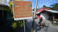Kepulauan Mentawai, yang berada di garis patahan megathrust, dikenal sebagai wilayah dengan aktivitas seismik tinggi. Ancaman tsunami bukan sekadar potensi, namun risiko nyata yang harus dihadapi warga setiap hari. Jalur evakuasi, penanda, serta titik kumpul menjadi bagian penting dari sistem peringatan dini dan mitigasi yang terus diperkuat. ANTARA FOTO/Iggoy el Fitra