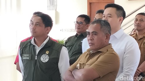 Menteri Kehutanan Raja Juli Antoni dan Bupati Manggarai Barat Edistasius Endi, saat mendengarkan pemaparan tentang TNK di Kantor BTNK di Labuan Bajo, Senin (7/7/2025).