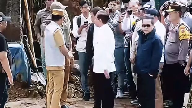 Menteri Lingkungan Hidup, Hanif Faisol meninjau langsung titik longsor di Kampung Sukatani, Desa Tugu Utara, Cisarua, Bogor. (Instagram/haniffaisolnurofiq)